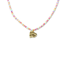 Ketting met gekleurde kralen en gehamerde hartjesbedel