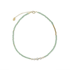Ketting met groene jade stenen en witte parels