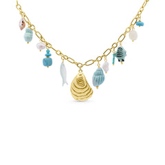 Lichtblauwe ketting met bedeltjes in zeethema en schelp