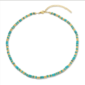 Ketting met rode steen en goudkleurige kralen