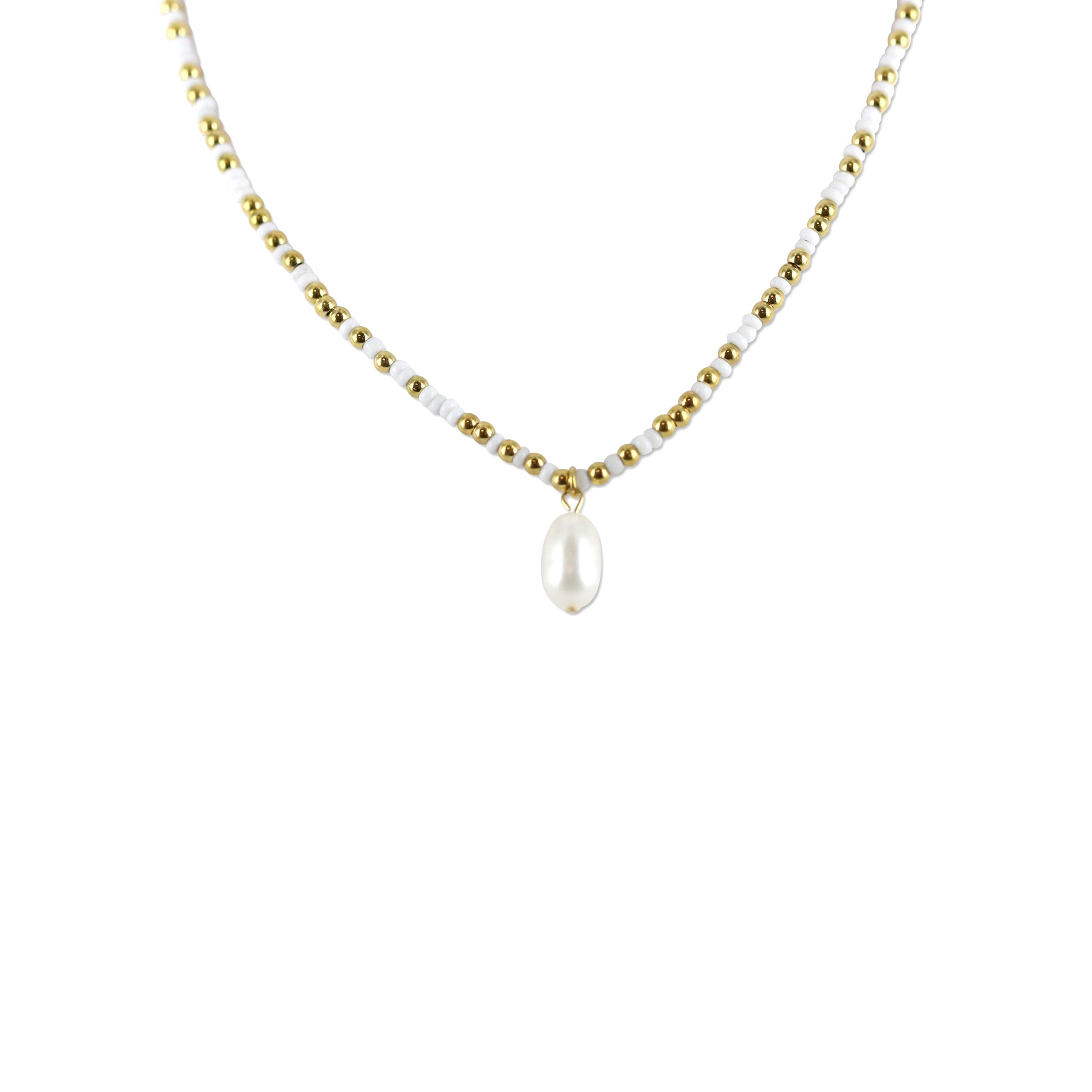 Ketting met witte kralen en parelbedel
