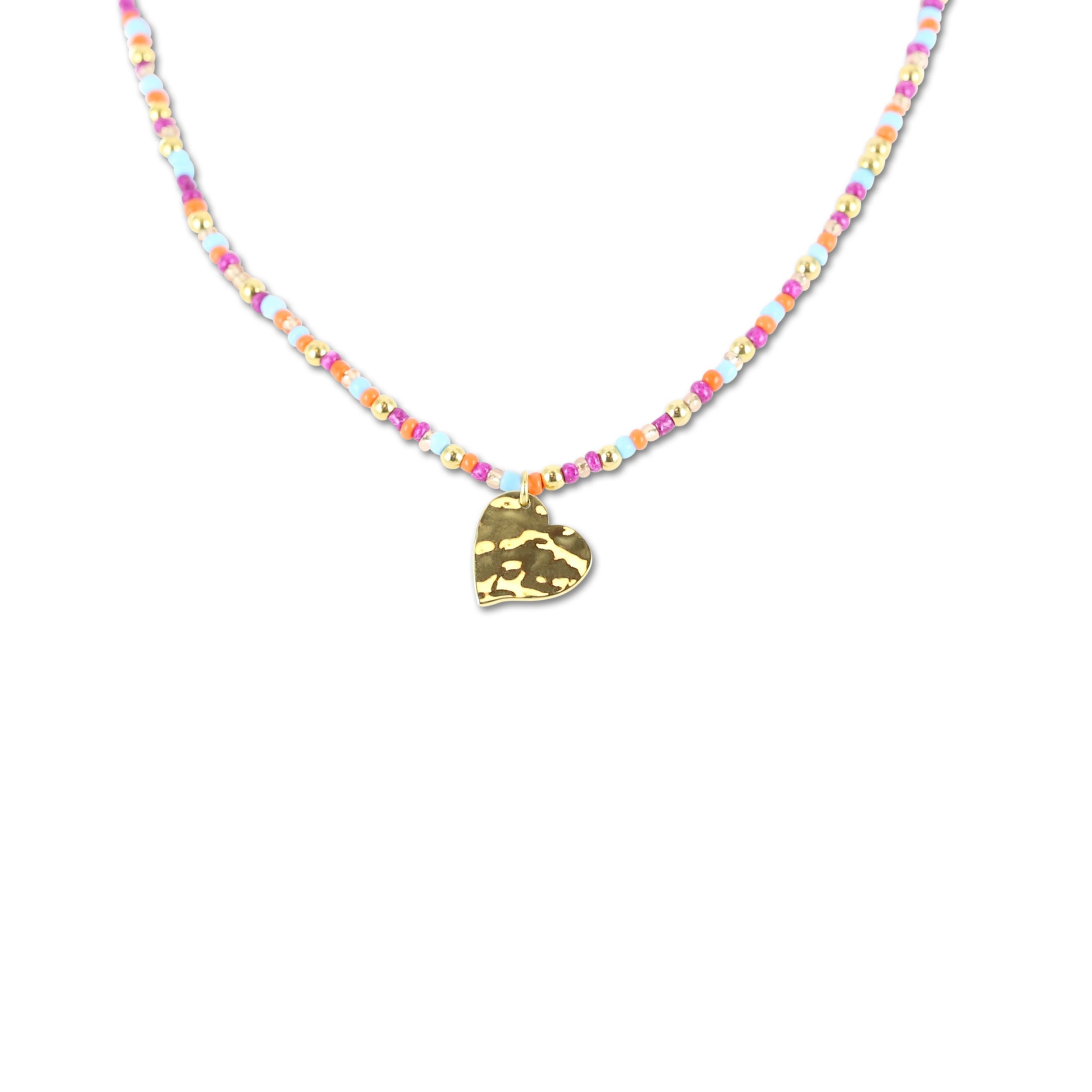 Ketting met gekleurde kralen en gehamerde hartjesbedel