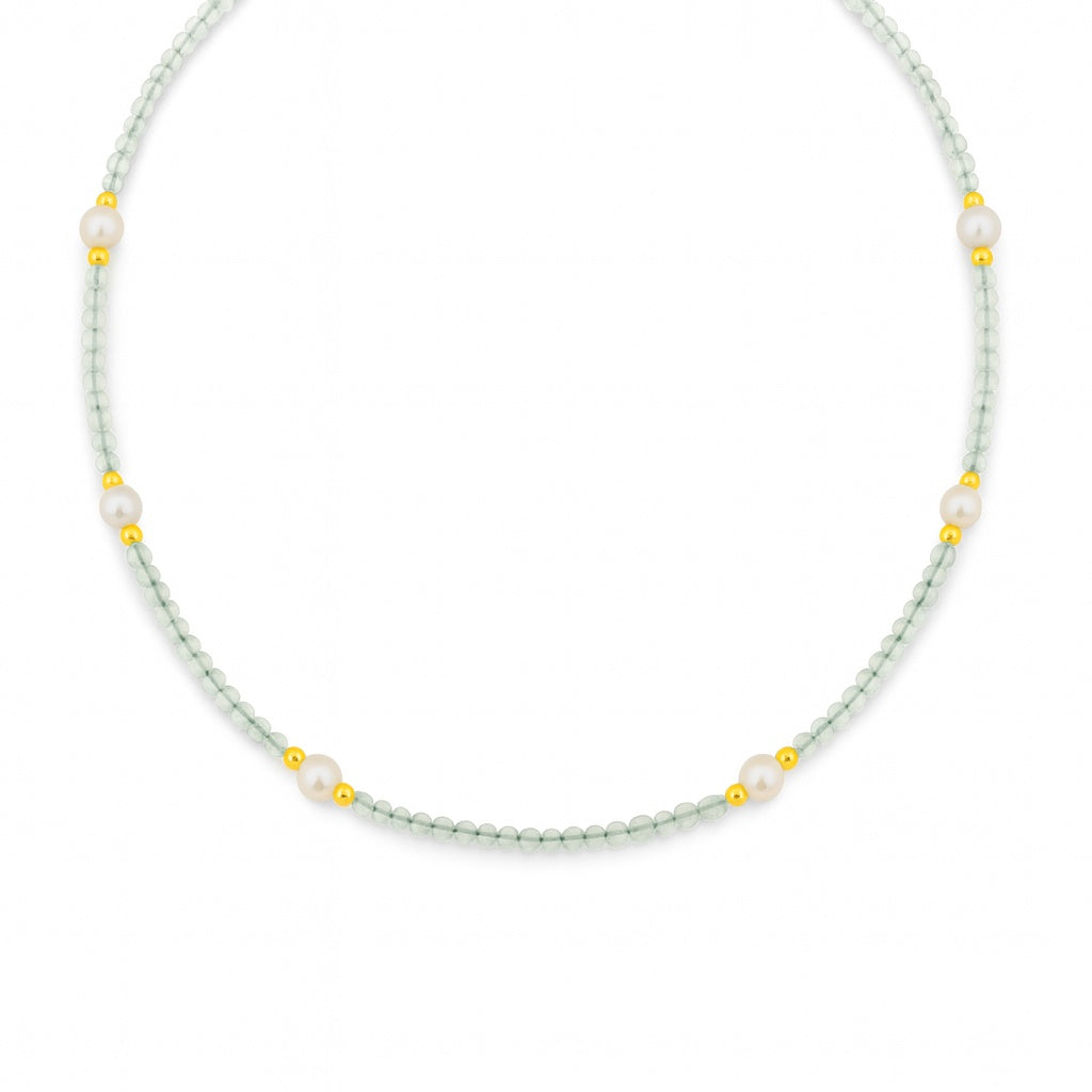 Ketting van kralen met preniet en schelpparel
