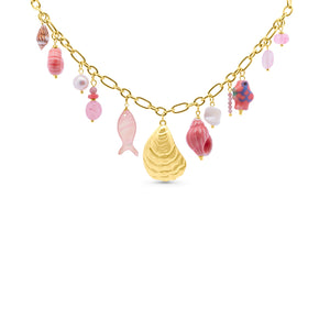 Lichtblauwe ketting met bedeltjes in zeethema en schelp