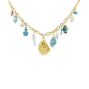 Lichtblauwe ketting met bedeltjes in zeethema en schelp