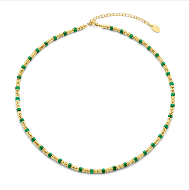 Ketting met goudkleurige kralen en rode steen